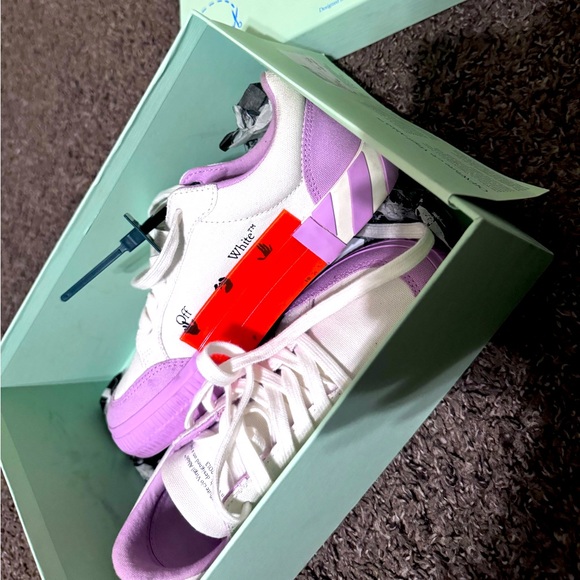 Off white sneaker - Picture 1 of 3